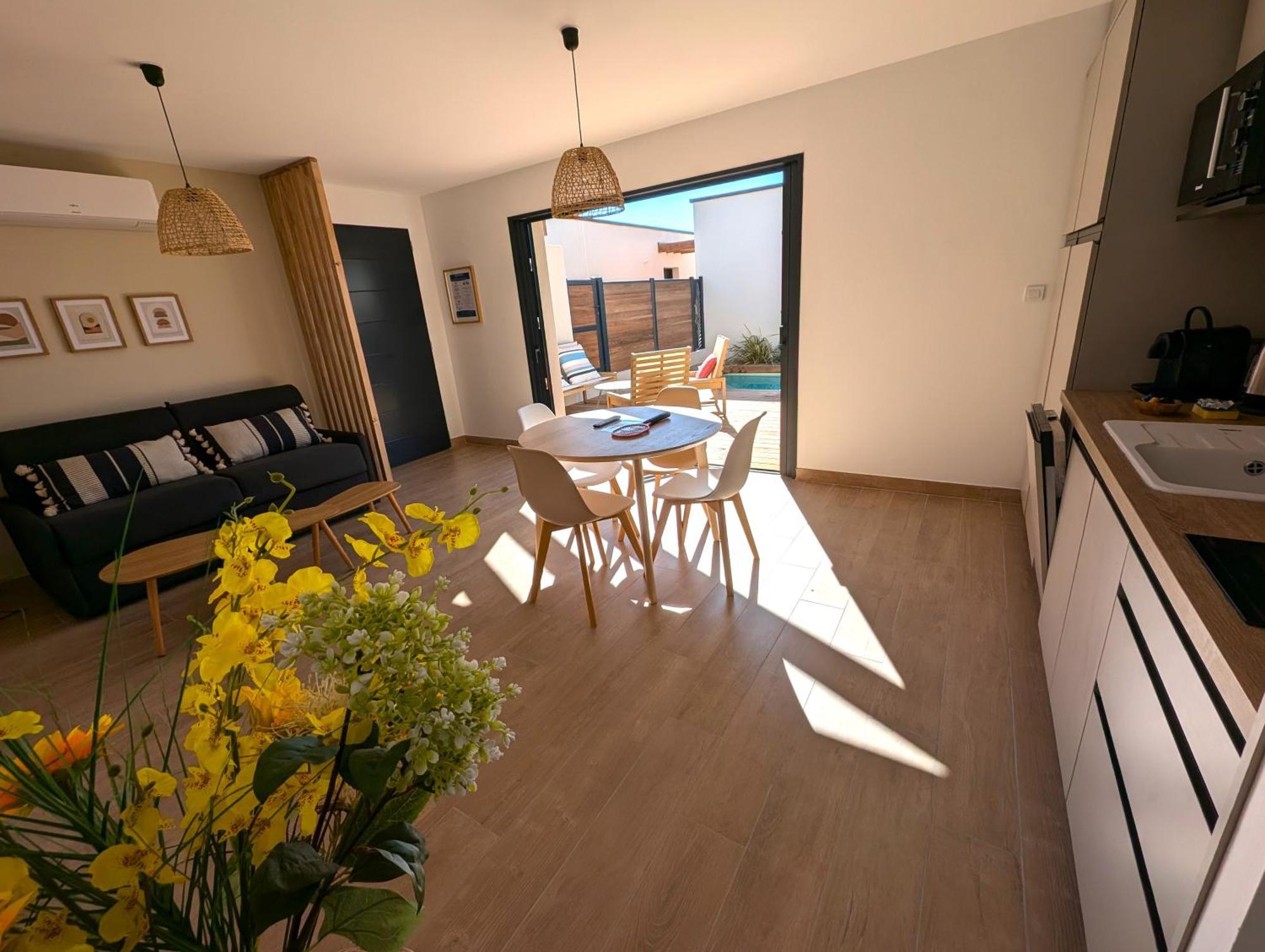 Daya Lodge. LʼIsle-sur-la-Sorgue Exterior foto