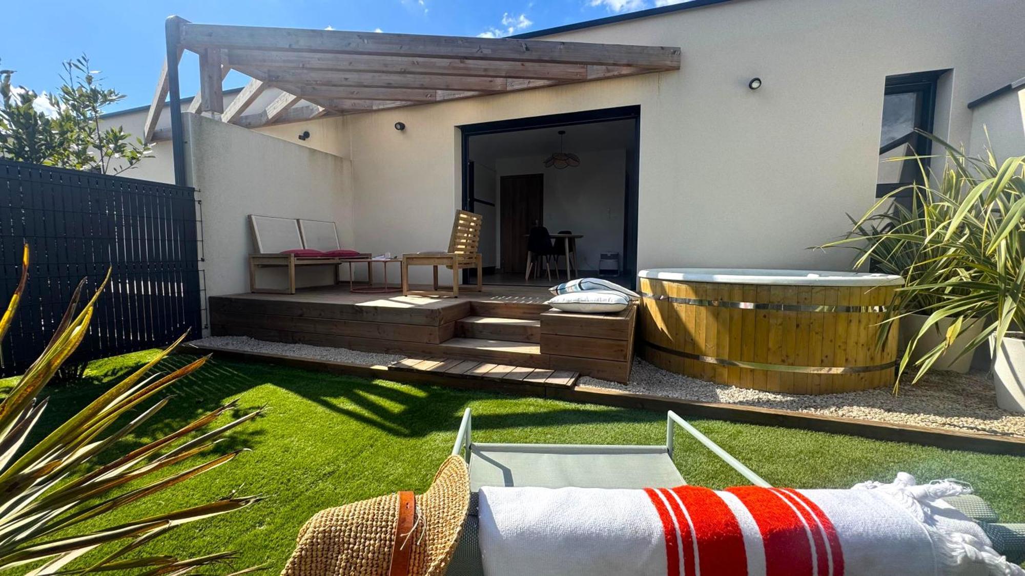Daya Lodge. LʼIsle-sur-la-Sorgue Exterior foto