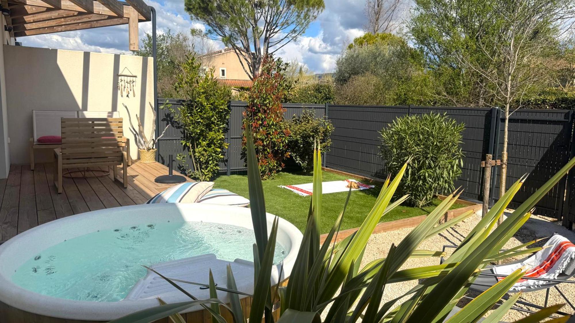 Daya Lodge. LʼIsle-sur-la-Sorgue Exterior foto